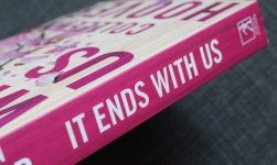 It Ends with Us: Analizând romanul lui Colleen Hoover despre dragoste și sacrificiu